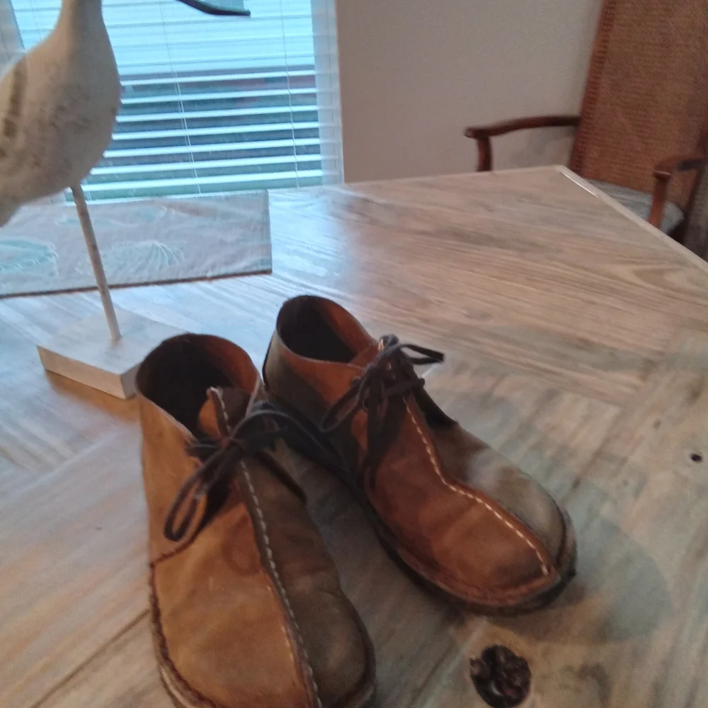 Clarks Desert Trek Chukka Boys 5 1/2 Women's Size 7.